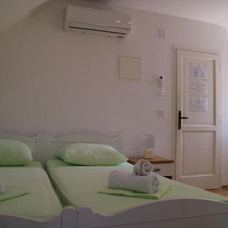 Studio Apartments & Rooms Lela, Sipan Island Sipanska Luka  Exterior photo